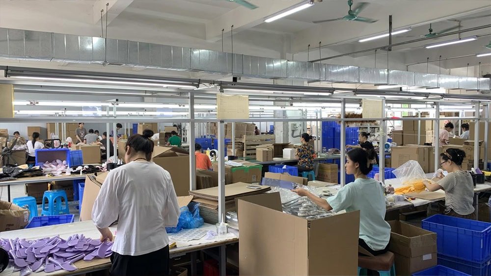 mass-production-assembly-line-packaging-workshop-labor-force