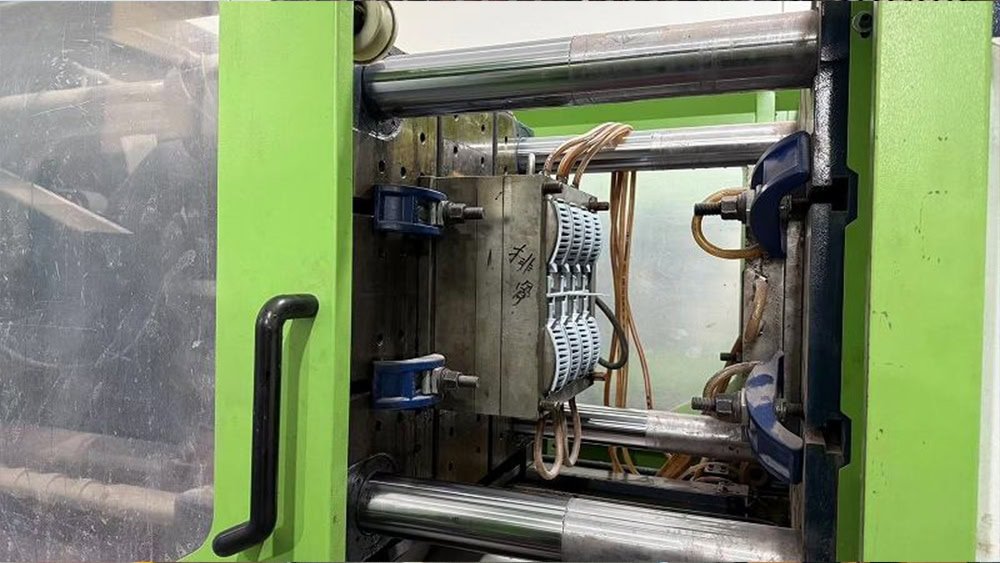 precision-plastic-injection-mold-cavity-hair-brush-tooling